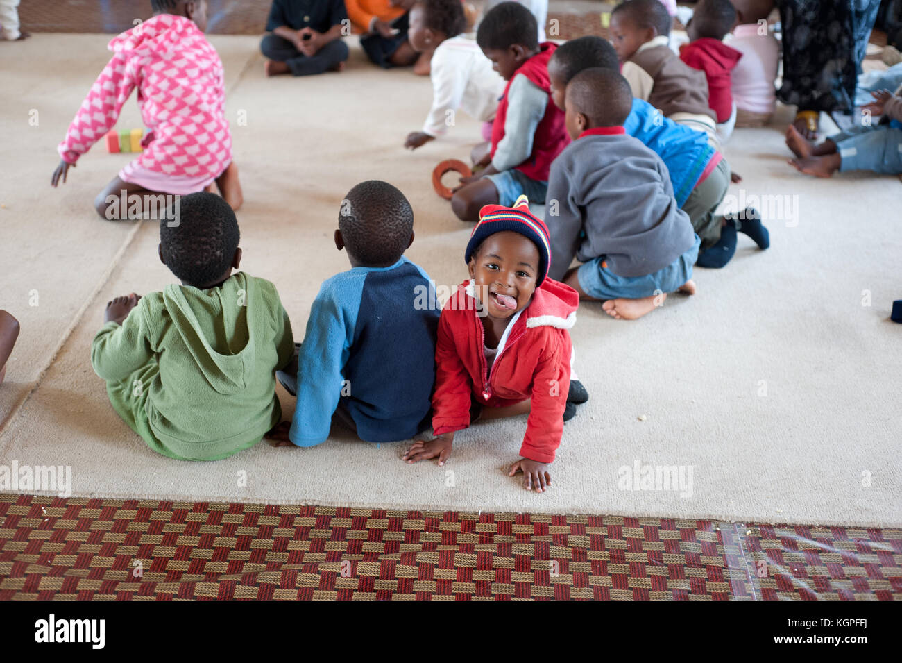 Gruppe von schwarzen afrikanischen Kindern in der Schule. Elementare Klassenzimmer in der Nähe von Kapstadt, Südafrika Stockfoto
