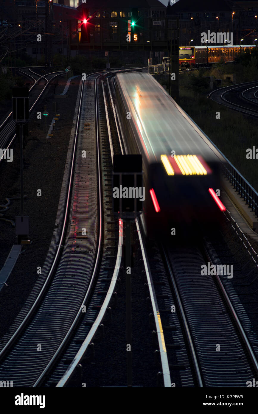 Eine S-Bahn fährt bis Ostbahnhof, Berlin 2017. Stockfoto