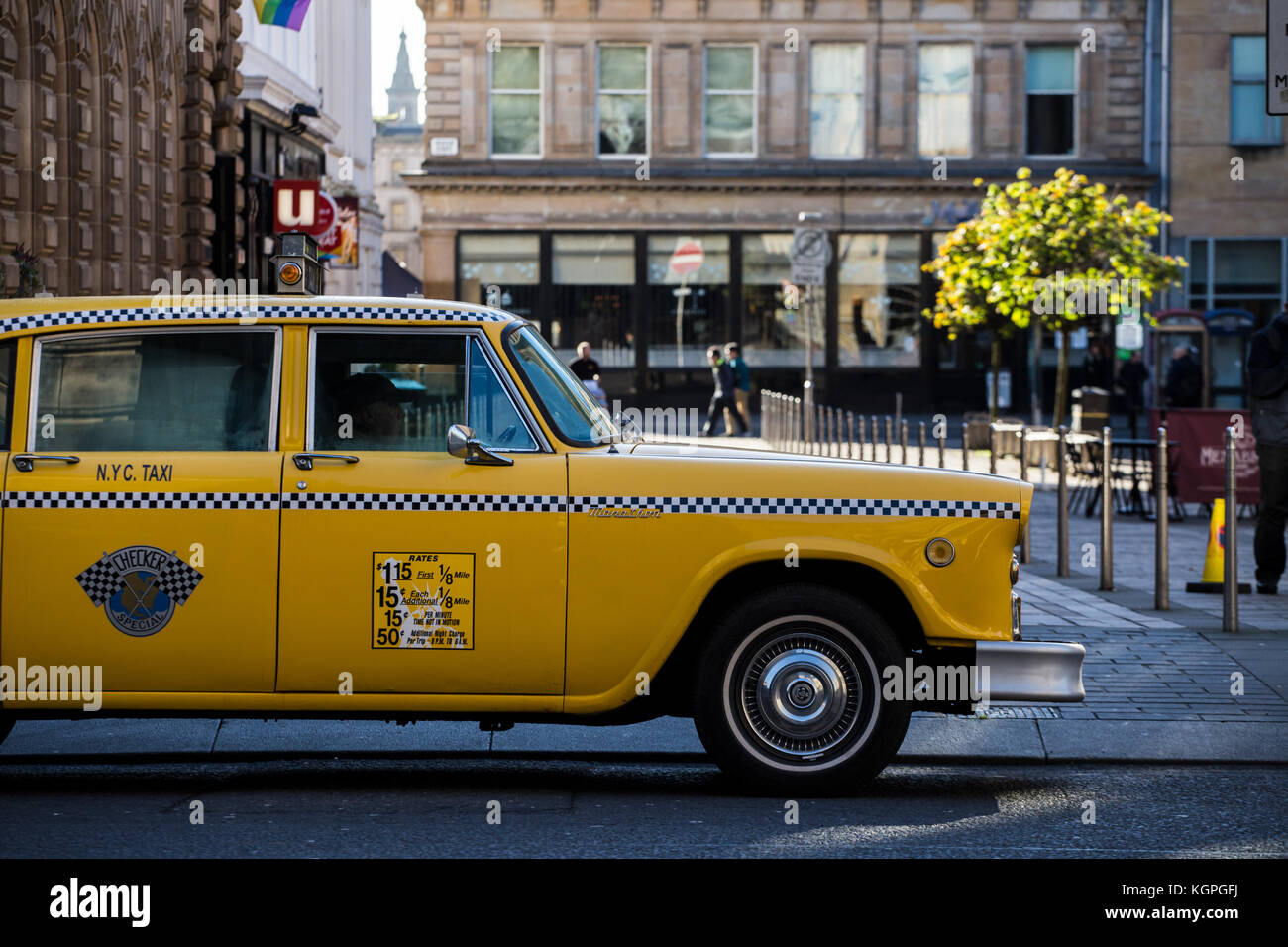 Dreharbeiten in Glasgow für neue TV-Show auf Sky, melrose. yellow cab Warten aufgerufen werden. Stockfoto