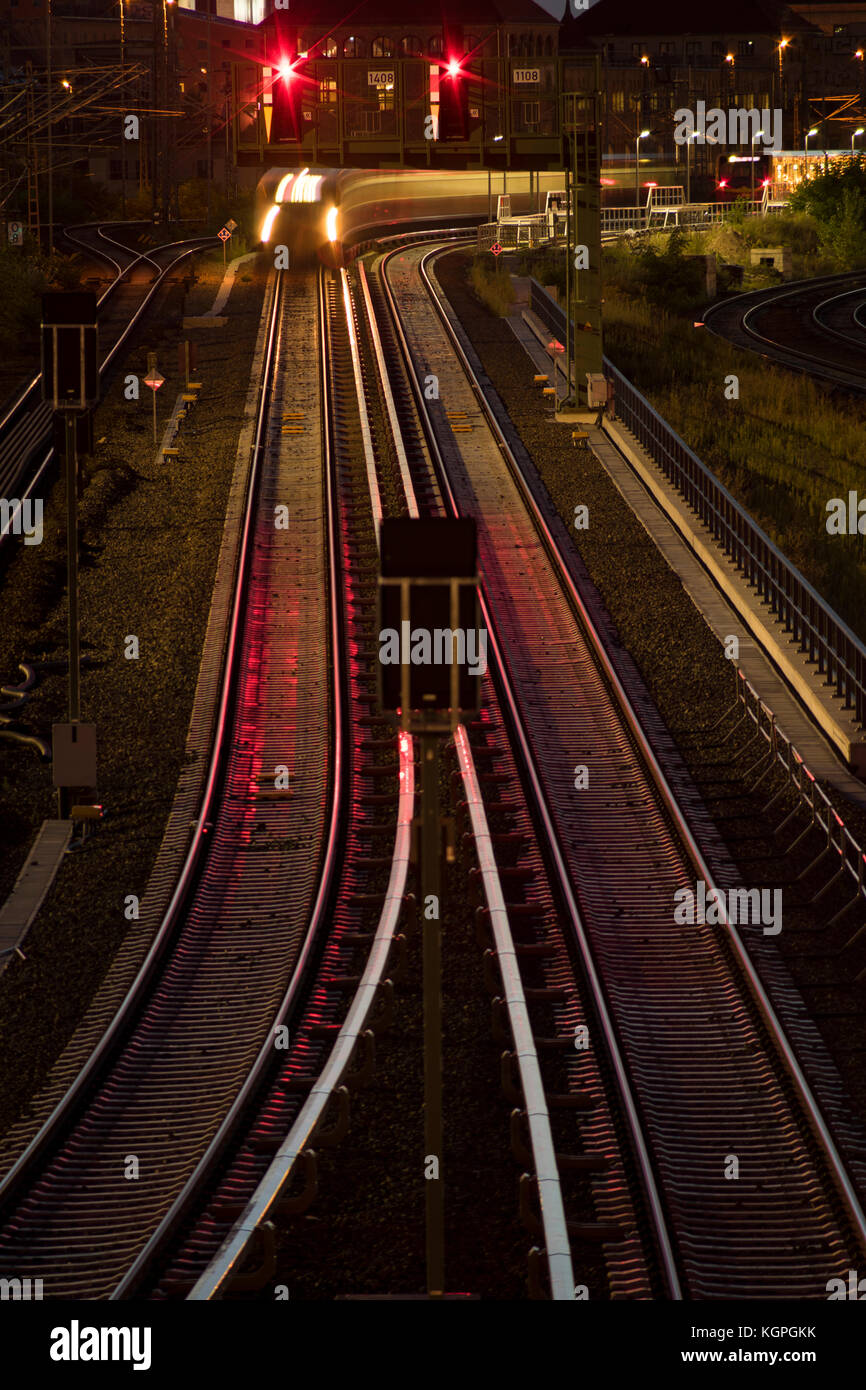 Eine S-Bahn fährt weg vom Ostbahnhof, Berlin 2017. Stockfoto
