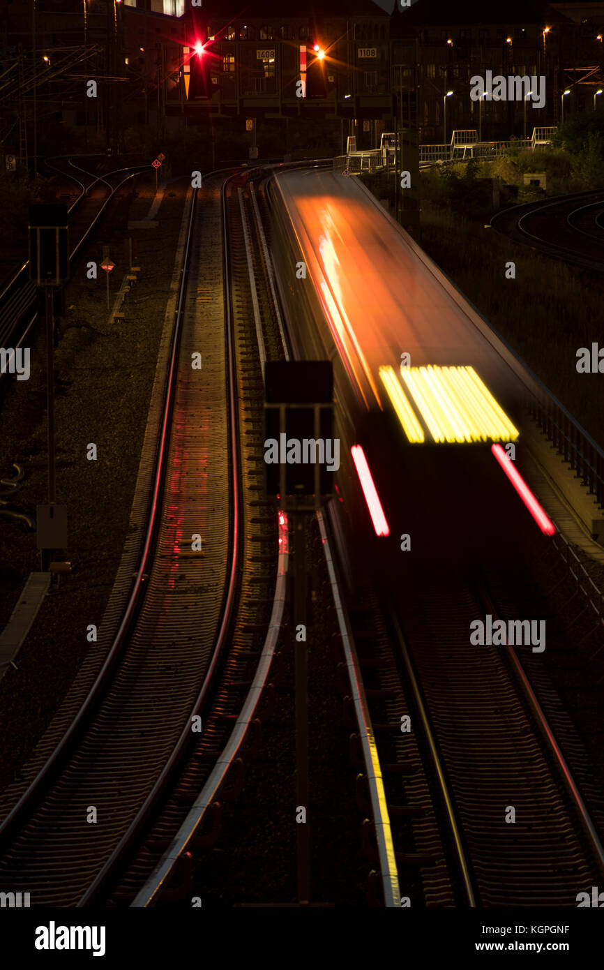 Eine S-Bahn fährt bis Ostbahnhof, Berlin 2017. Stockfoto