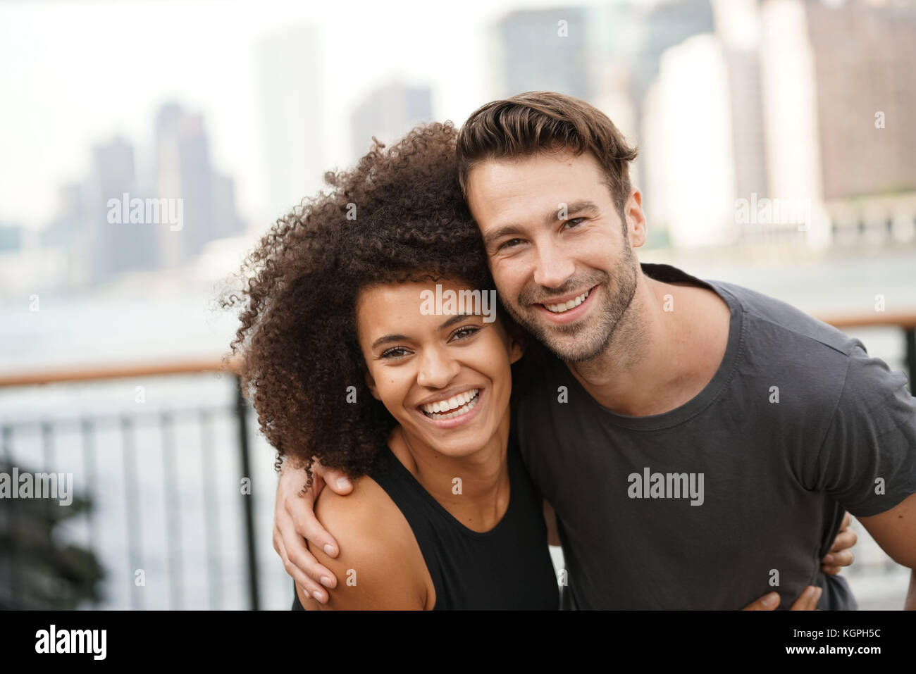 Paar im laufenden Outfit umarmen einander Stockfoto