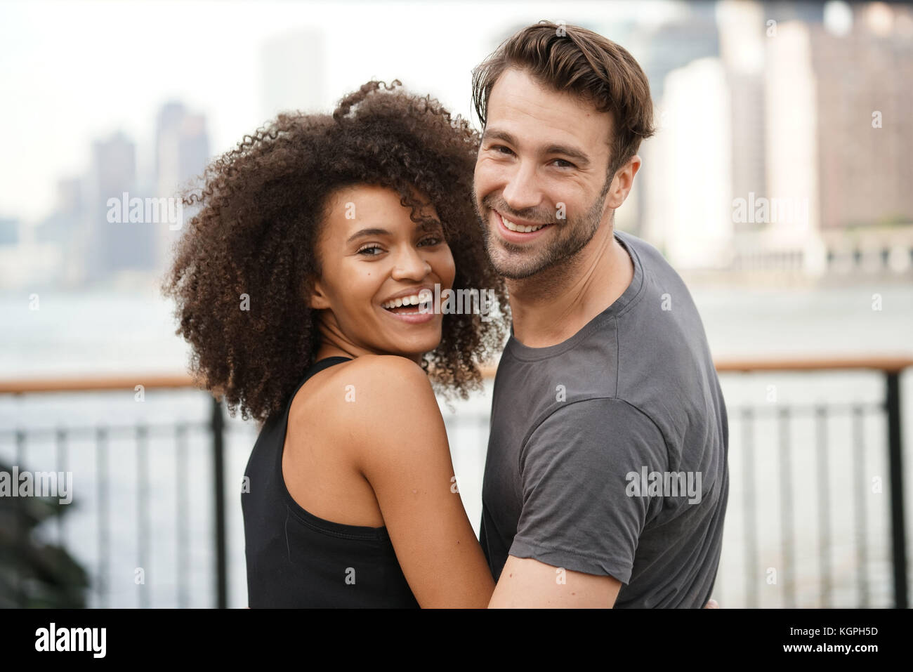 Paar im laufenden Outfit umarmen einander Stockfoto