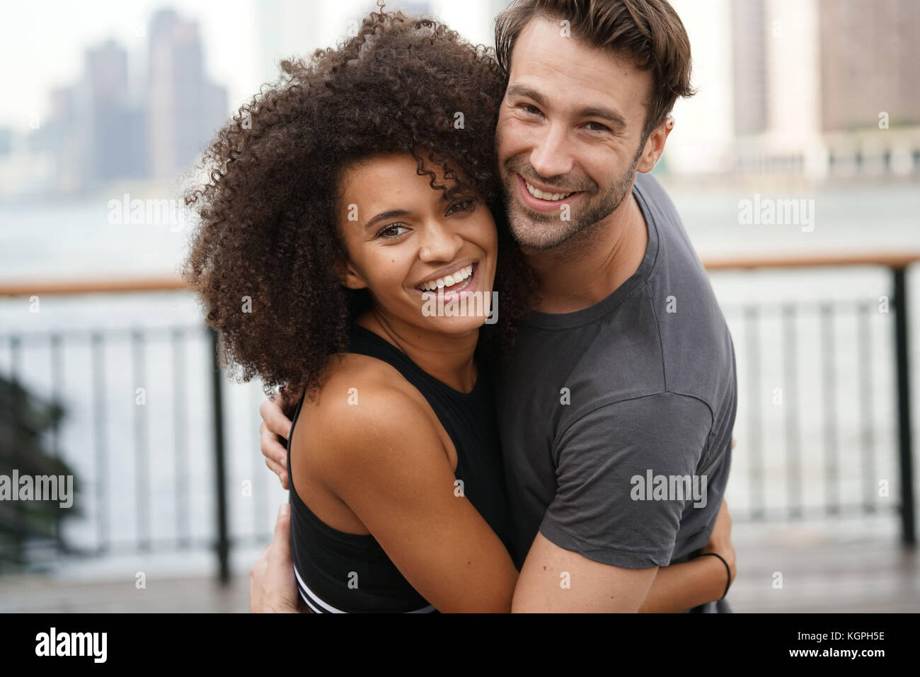 Paar im laufenden Outfit umarmen einander Stockfoto