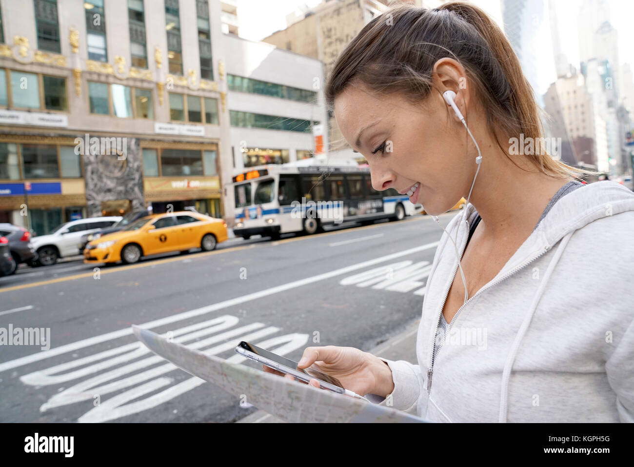 Frau im laufenden Outfit im City Karte in new york city suchen Stockfoto