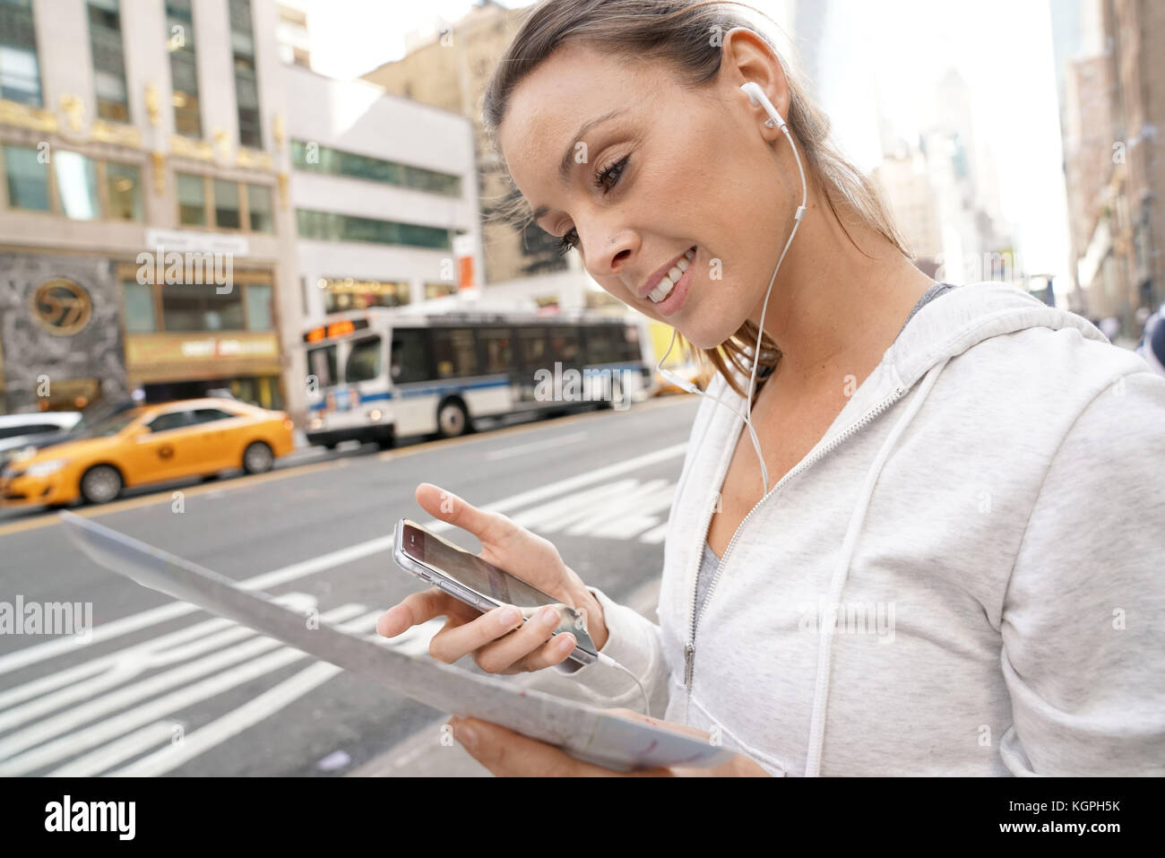 Frau im laufenden Outfit im City Karte in new york city suchen Stockfoto