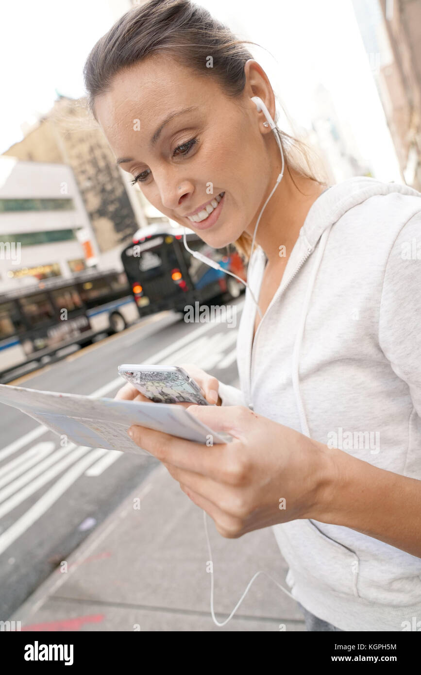 Frau im laufenden Outfit im City Karte in new york city suchen Stockfoto
