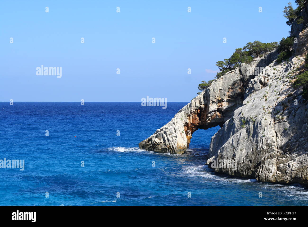 Riesige Felsen an der Cala Goloritze Strand in Sardinien, Italien Stockfoto