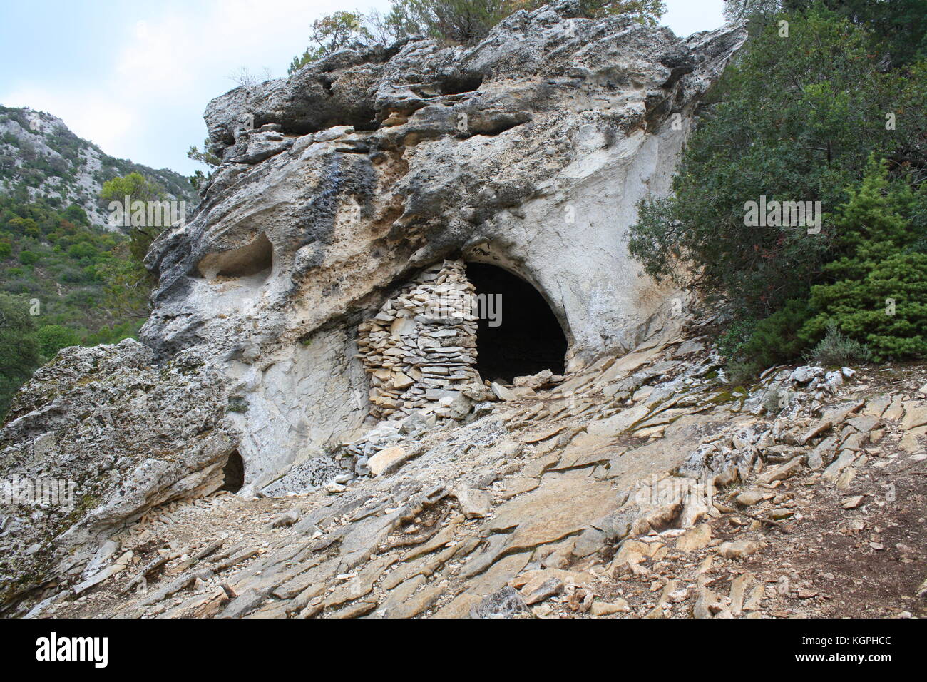 Stein und Holz schützt in höhlenmenschen Stil. Stockfoto