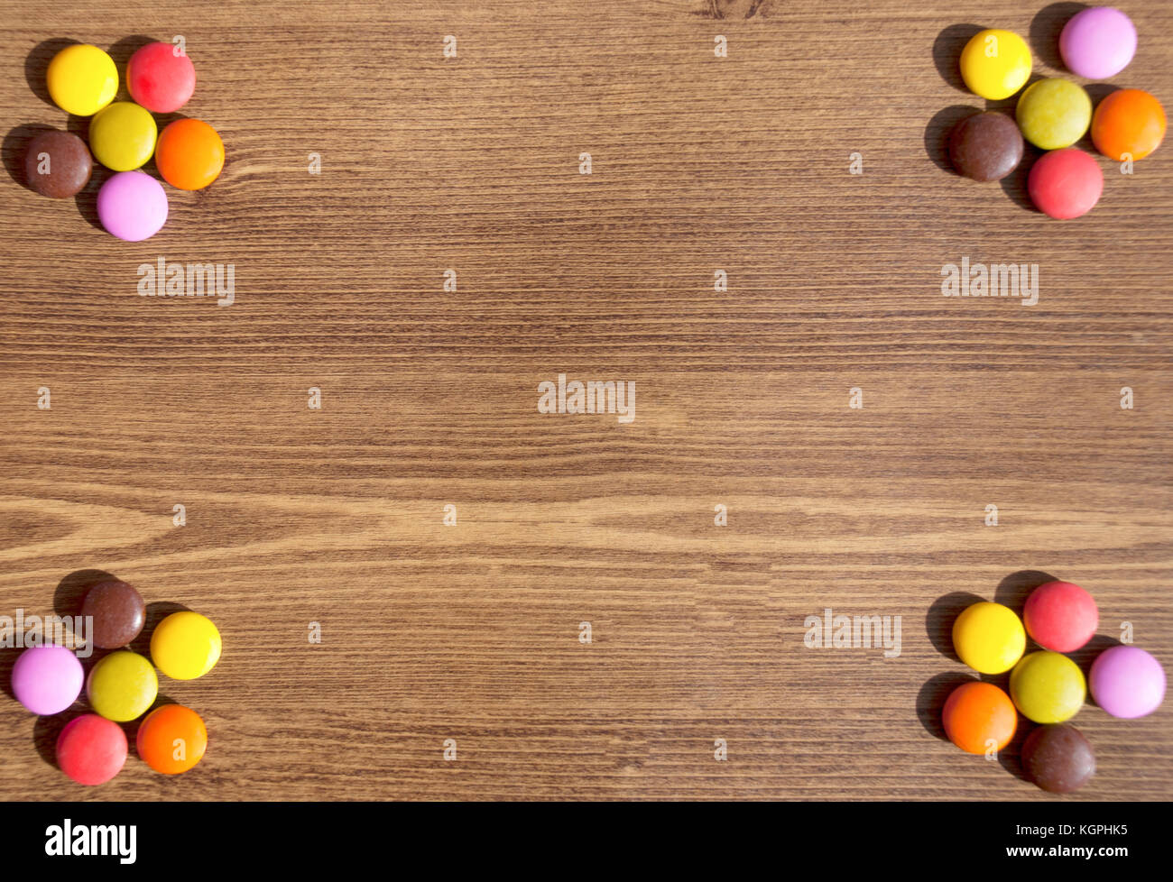 Blume - von bunten Süßigkeiten für Hintergründen auf thewooden Tabelle geformt Stockfoto