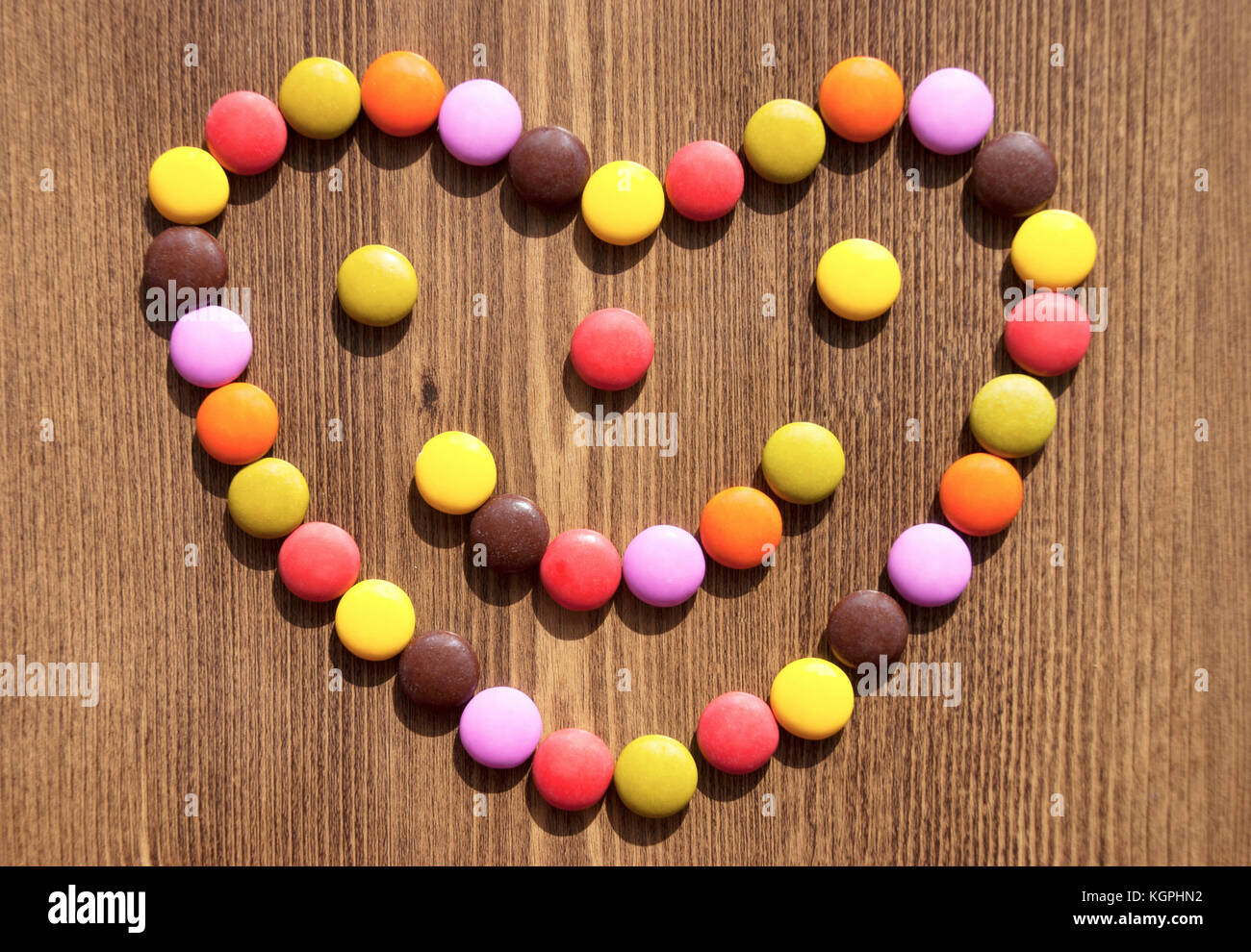 Herz aus bunten Süßigkeiten für Hintergründen Stockfoto