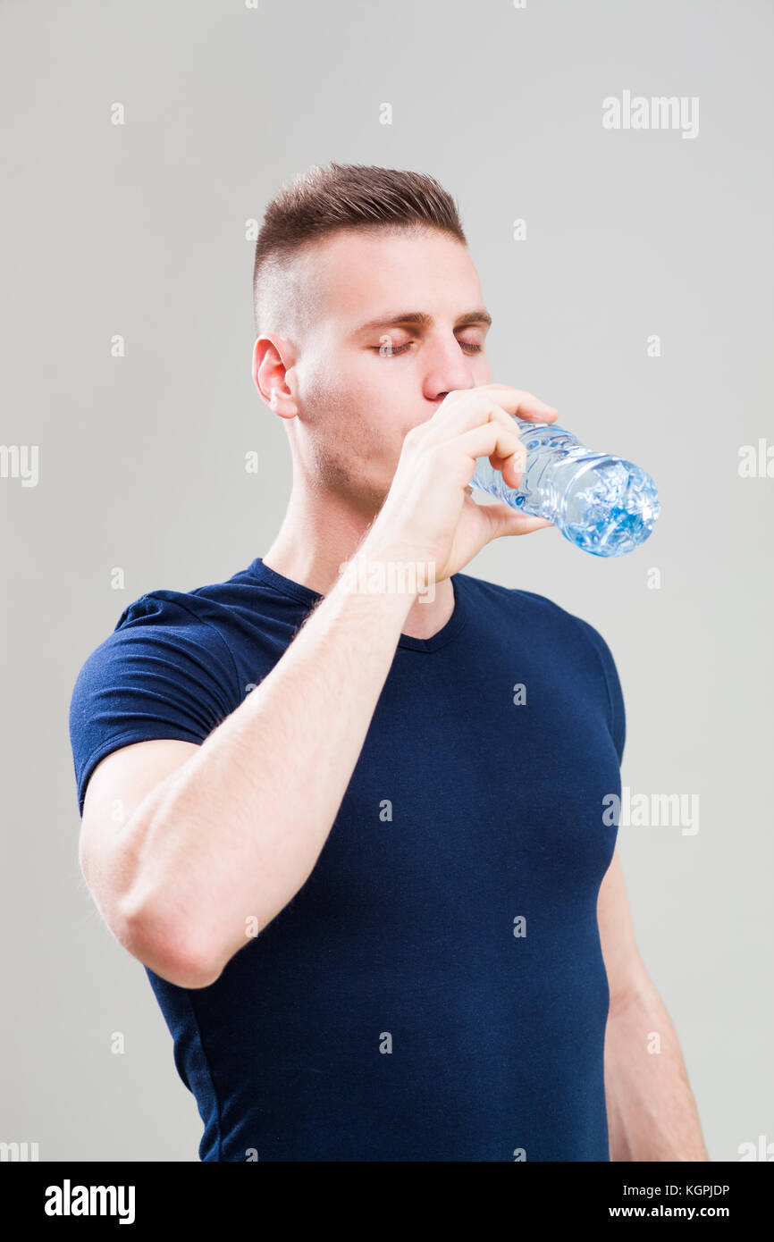 Studio shot Bild junger sportlicher Mann, trinken Wasser ist. Stockfoto