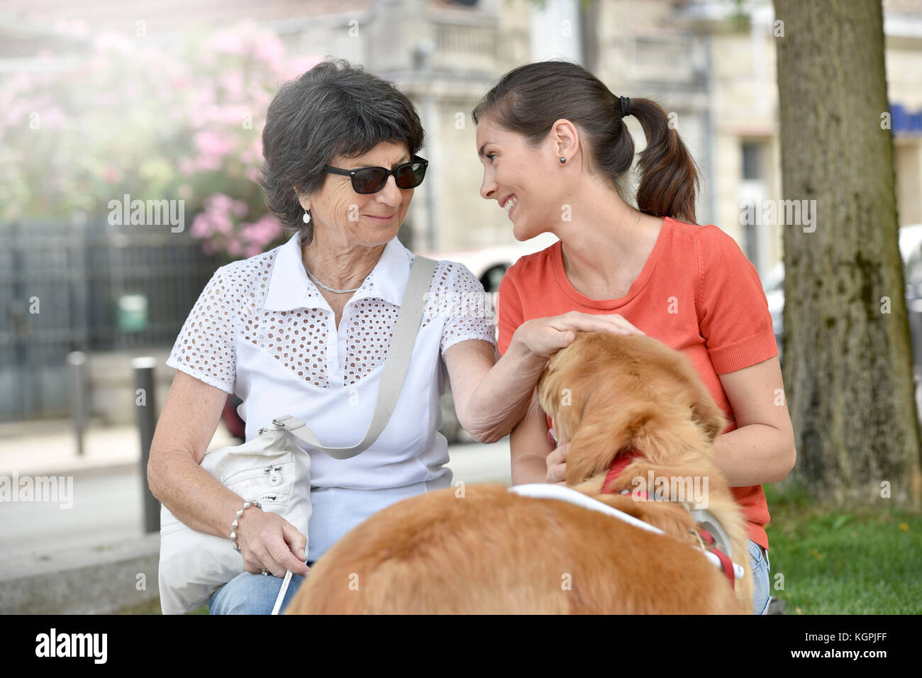 Blinde Frau und Home carer entspannend auf der Werkbank Stockfoto