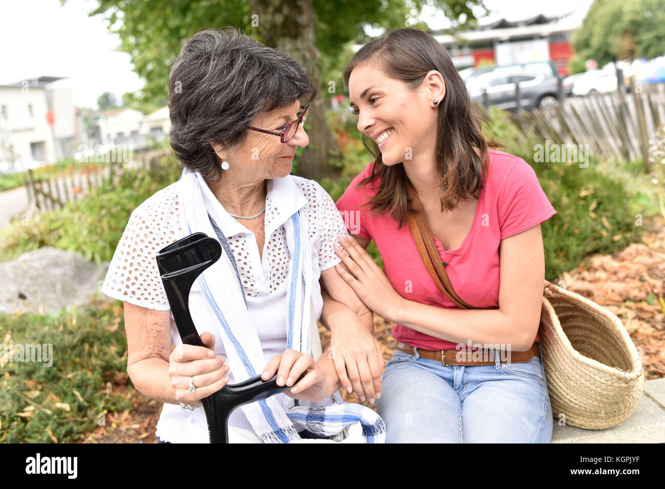 Ältere behinderte Frau und Pfleger Zeit miteinander zu verbringen Stockfoto