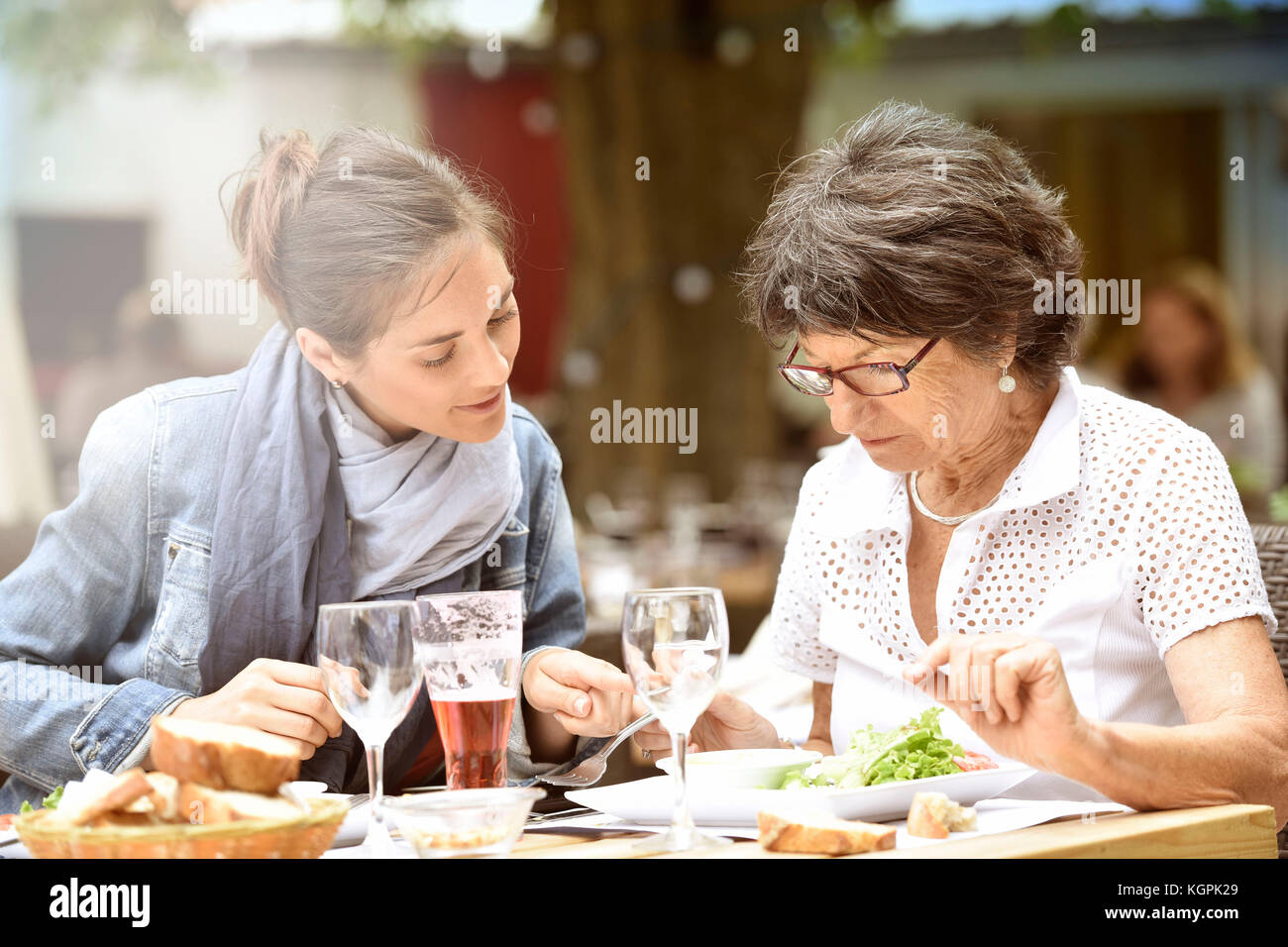 Ältere Frau mit Home carer Mittagessen im Restaurant Stockfoto