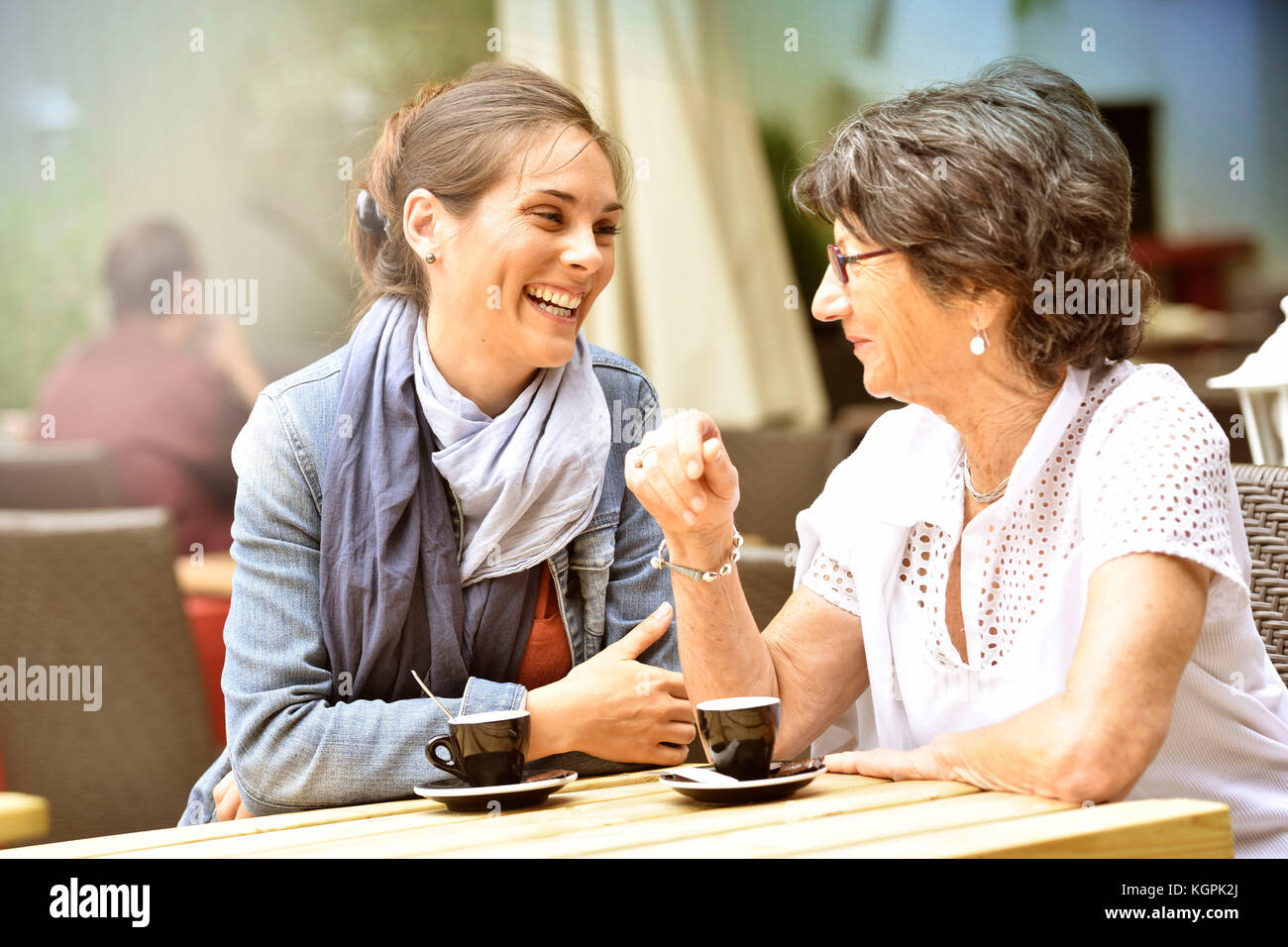 Ältere Frau mit Hausfrau Kaffee zusammen Stockfoto