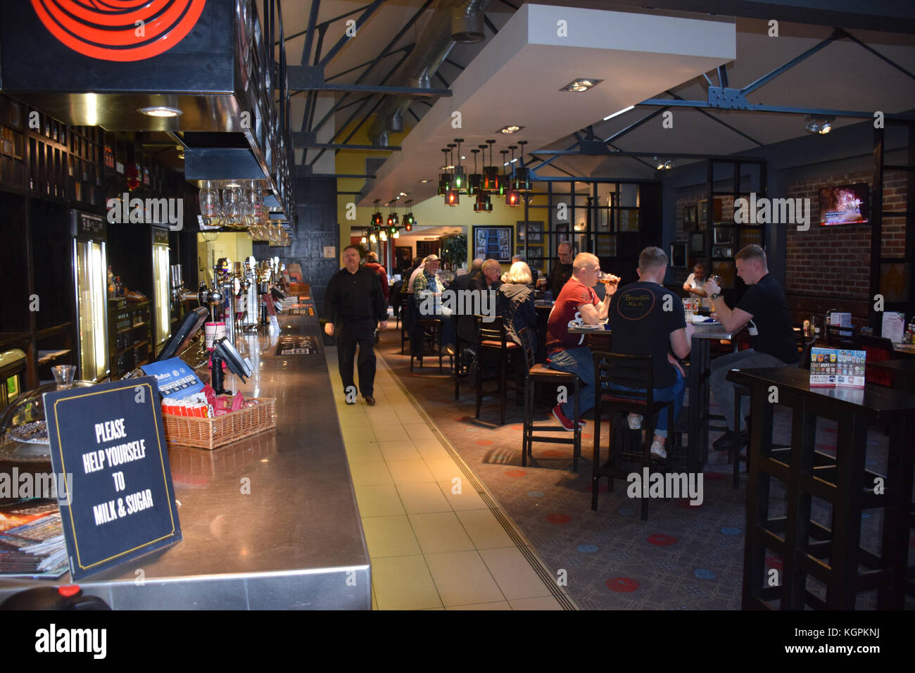Innenraum der Wetherspoons Kneipe, die Henry Bell, Helensborough, in der Nähe von Glasgow. John Logie Baird wurde geboren in Helensburgh und Hill House in der Nähe ist eine Ikone Stockfoto