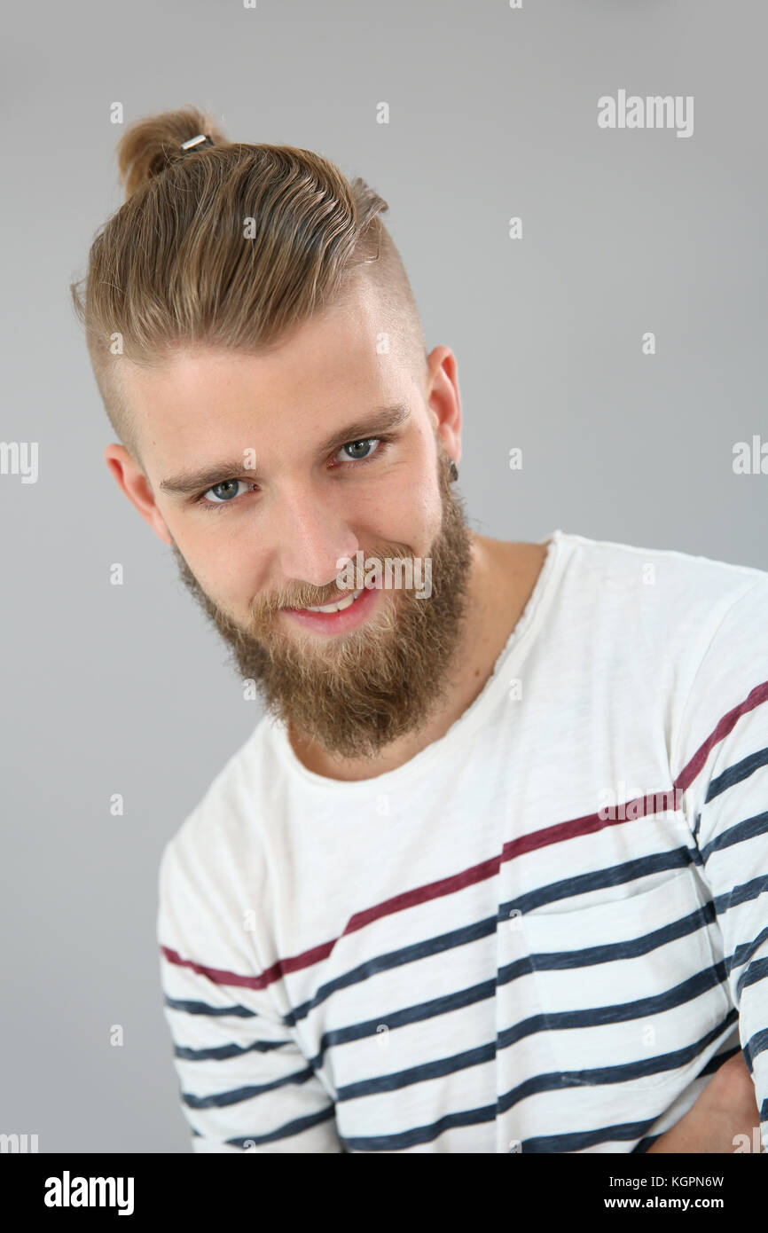 Portrait von jungen trendigen Kerl mit stiped Shirt Stockfoto