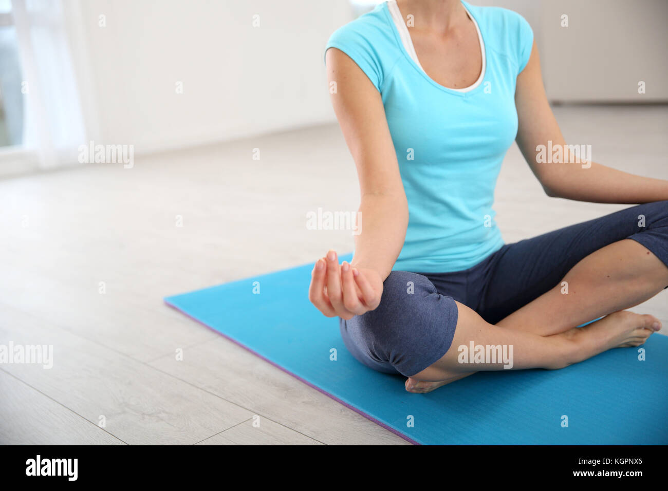 Fokus auf Frau Yoga Übungen Stockfoto