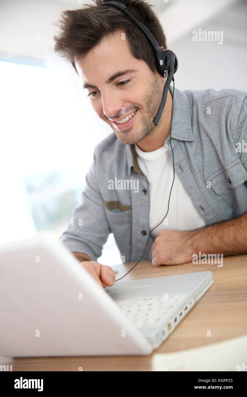 Menschen, die von zu Hause aus arbeiten mit Laptop Stockfoto