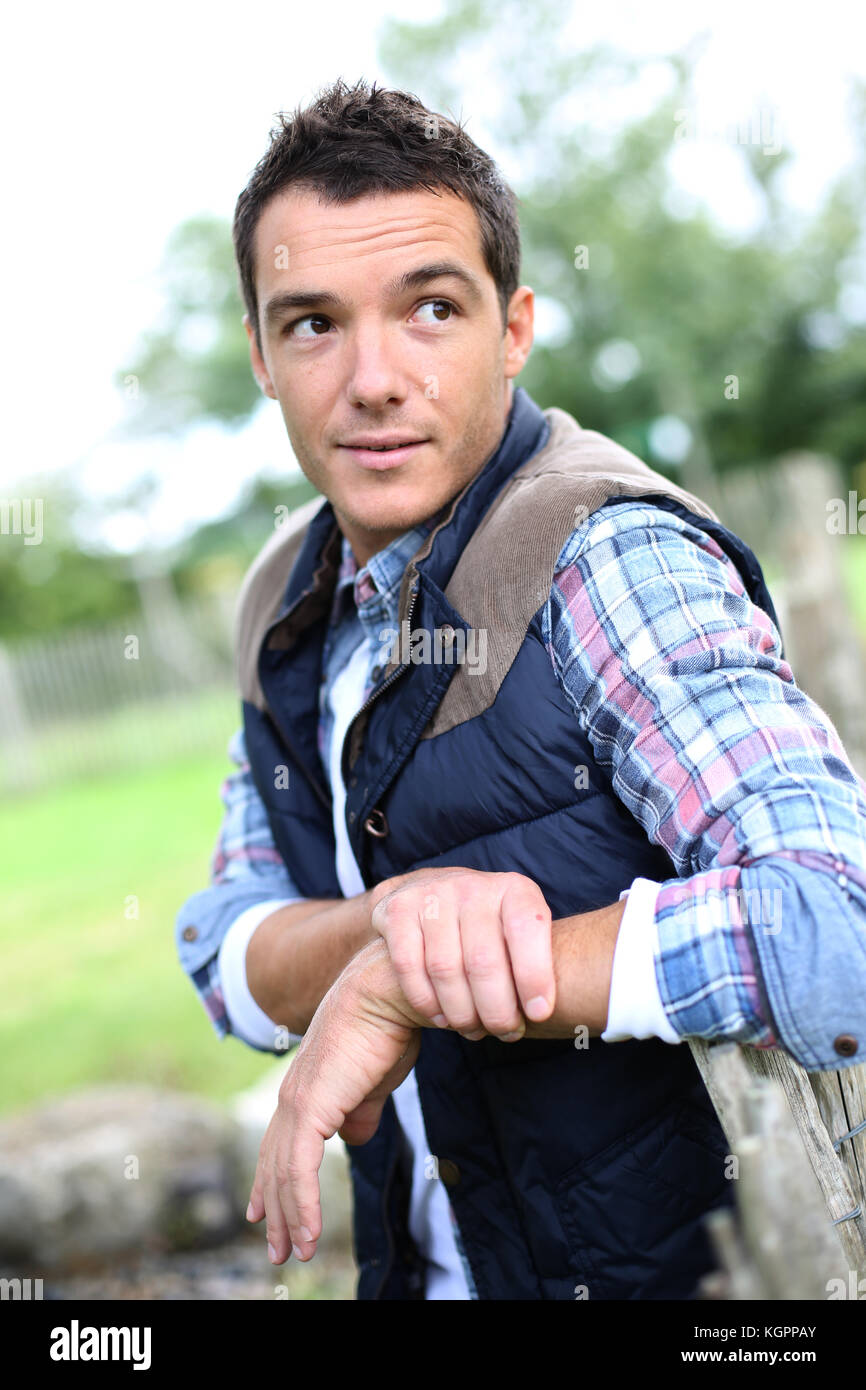 Der Mensch in der Landschaft schiefen auf Zaun Stockfoto