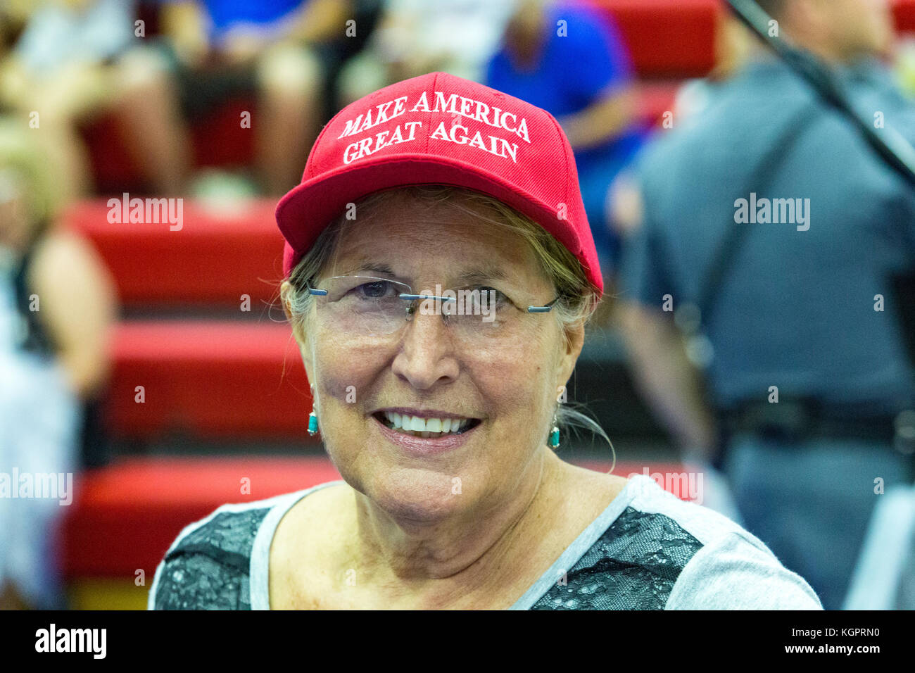 Mechanicsburg, Pa - 1. August 2016: ein Trumpf Anhänger tragen ein rotes, Amerika wieder einmal super Hut vor dem j Donald Trump politische Kundgebung. Stockfoto