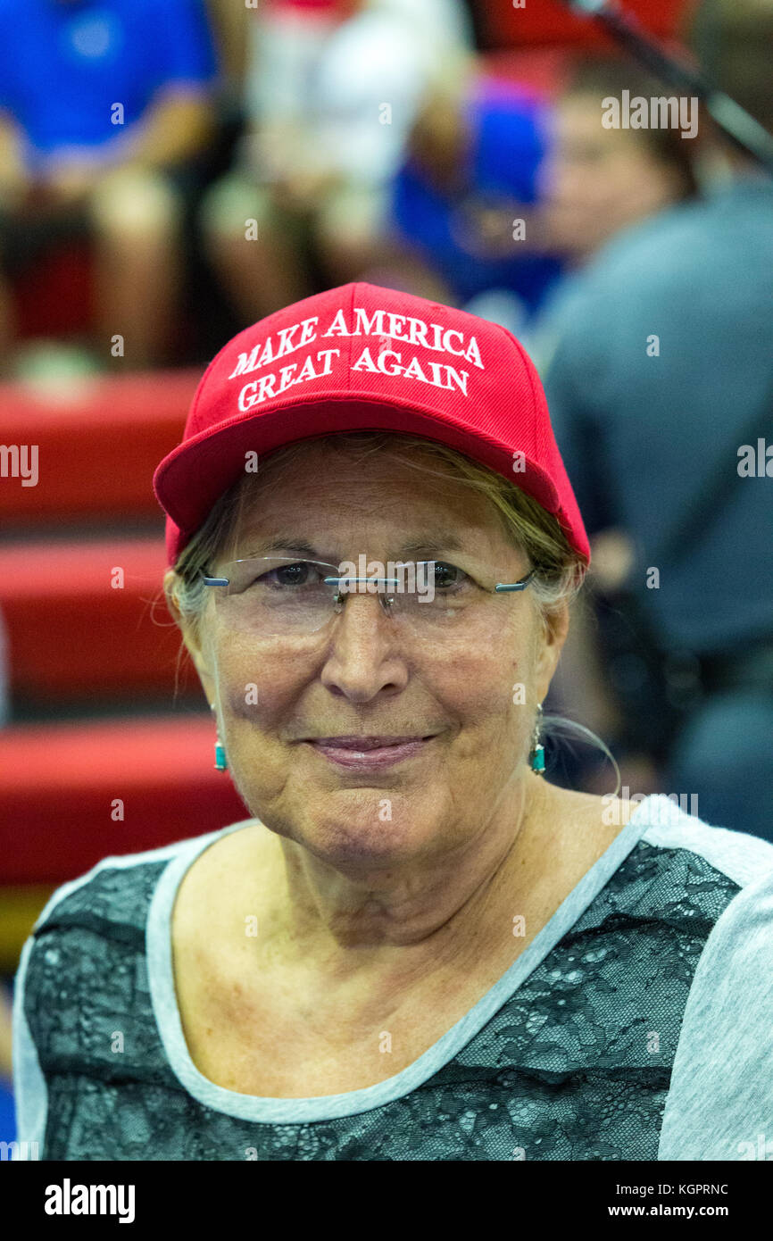 Mechanicsburg, Pa - 1. August 2016: ein Trumpf Anhänger tragen ein rotes, Amerika wieder einmal super Hut vor dem j Donald Trump politische Kundgebung. Stockfoto