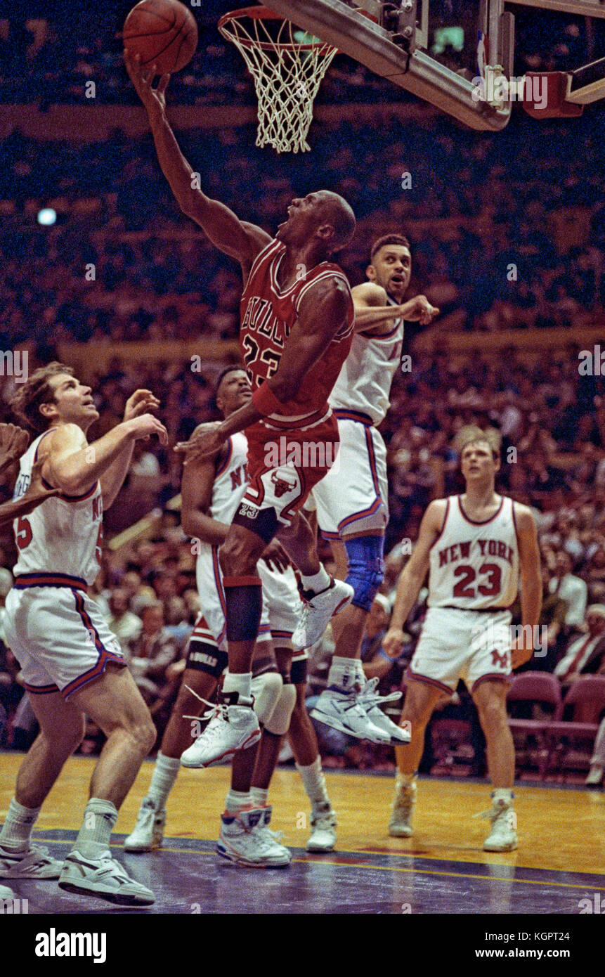 Michael Jordan von den Chicago Bulls in einem Spiel gegen die New York Knicks im Madison Square Garden 1991. Stockfoto