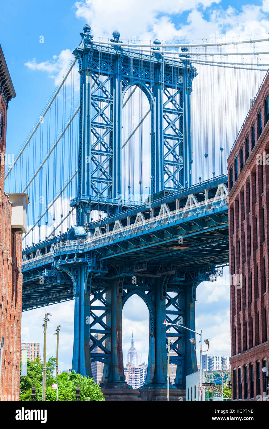New York USA New York Blick auf das Empire State Building durch die untere Brücke unterstützt der Manhattan Bridge DUMBO Stadtteil Brooklyn, New York Stockfoto