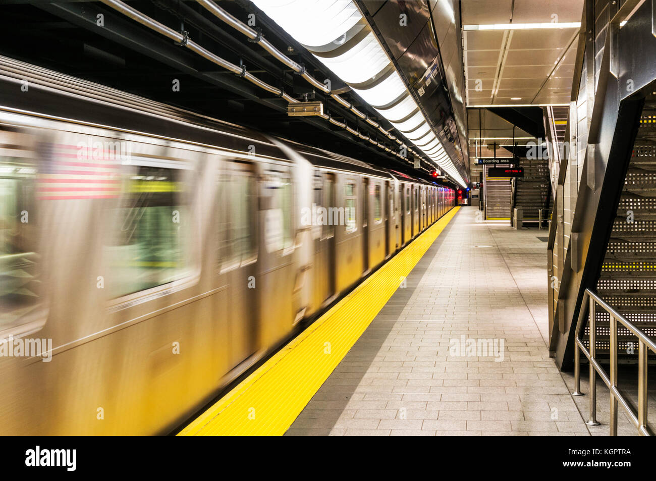 New york U-Bahn New york usa New york U-Bahn Zug bewegt sich durch eine U-Bahn-Station New york City usa Stockfoto