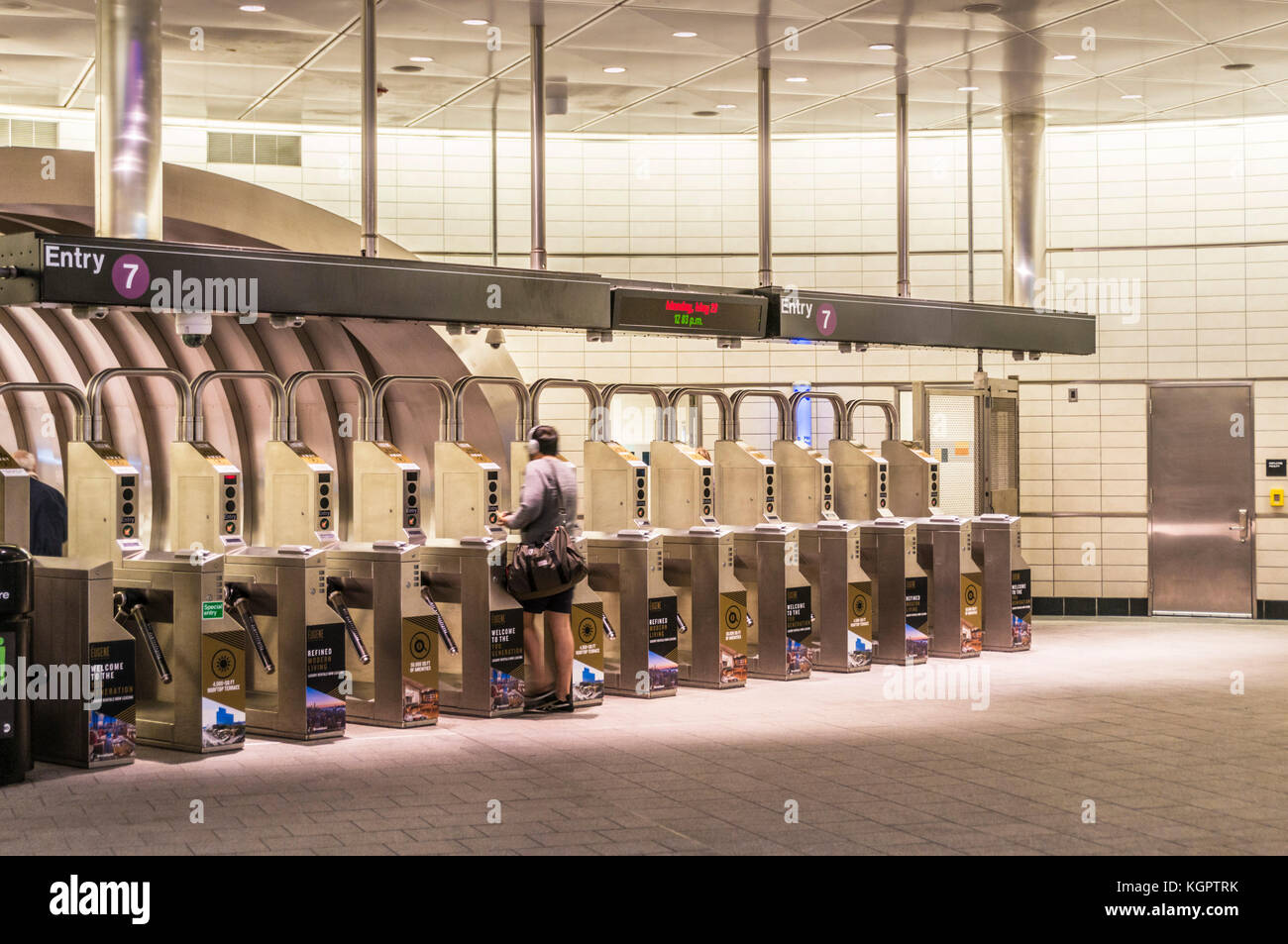 New Yorker U-Bahn New York USA New York Mann an der New Yorker U-Bahn Drehkreuze new york Usa Stockfoto