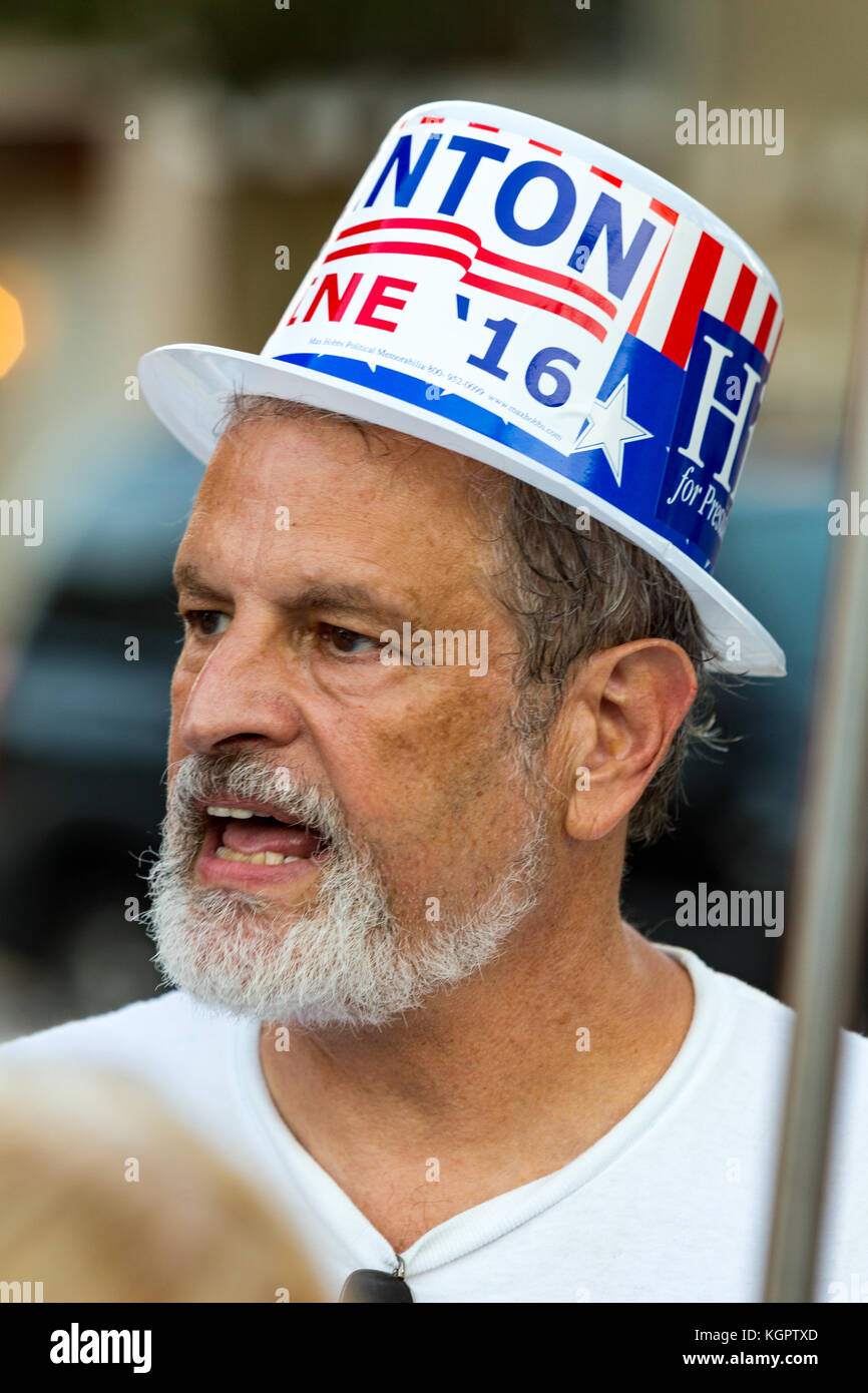 Lancaster, PA - 30. August 2016: ein Mann mit einem Hillary Clinton hat eine Sammlung für Virginia Senator Tim Kaine. Stockfoto