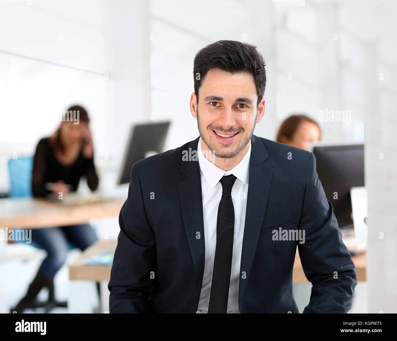 Porträt der jungen Unternehmer im Büro Stockfoto
