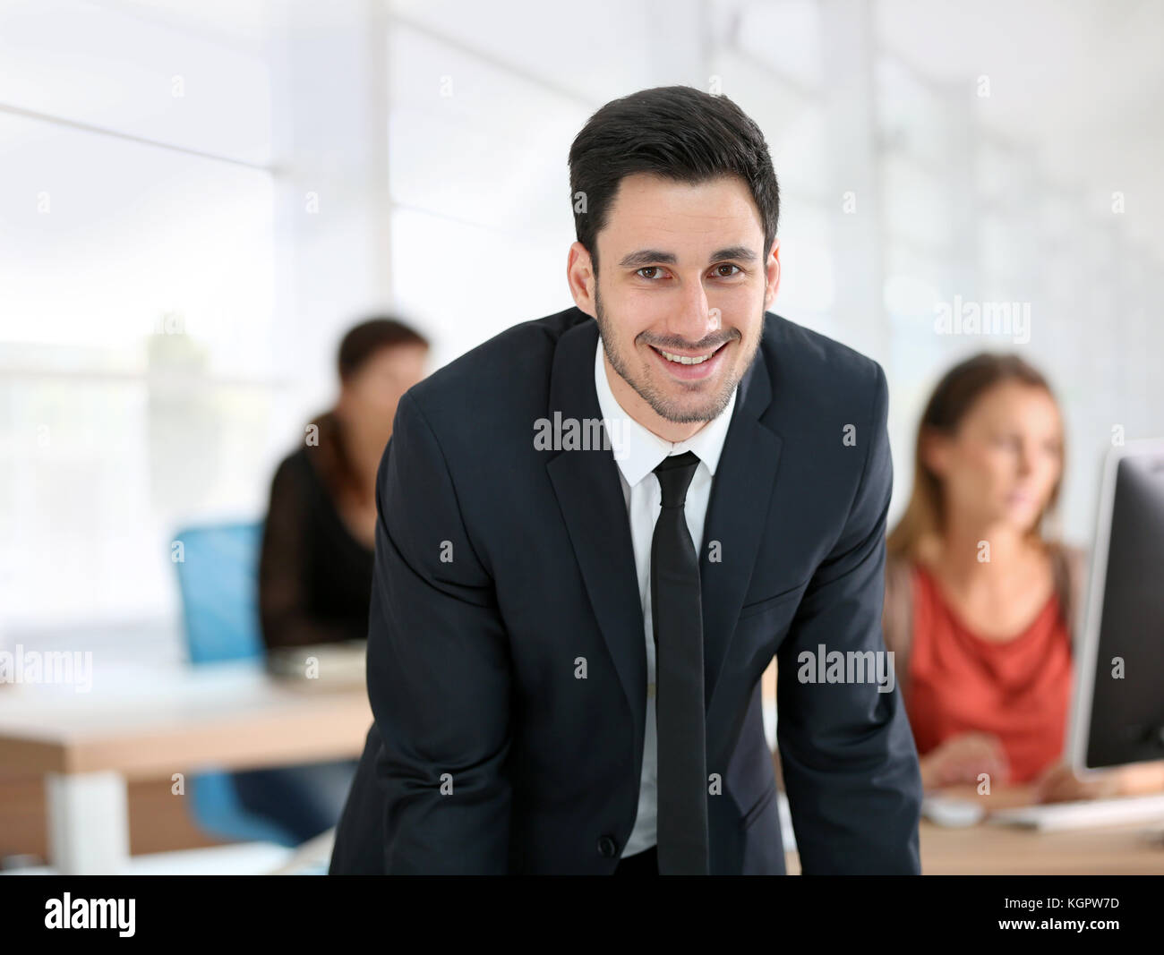Porträt der jungen Unternehmer im Büro Stockfoto