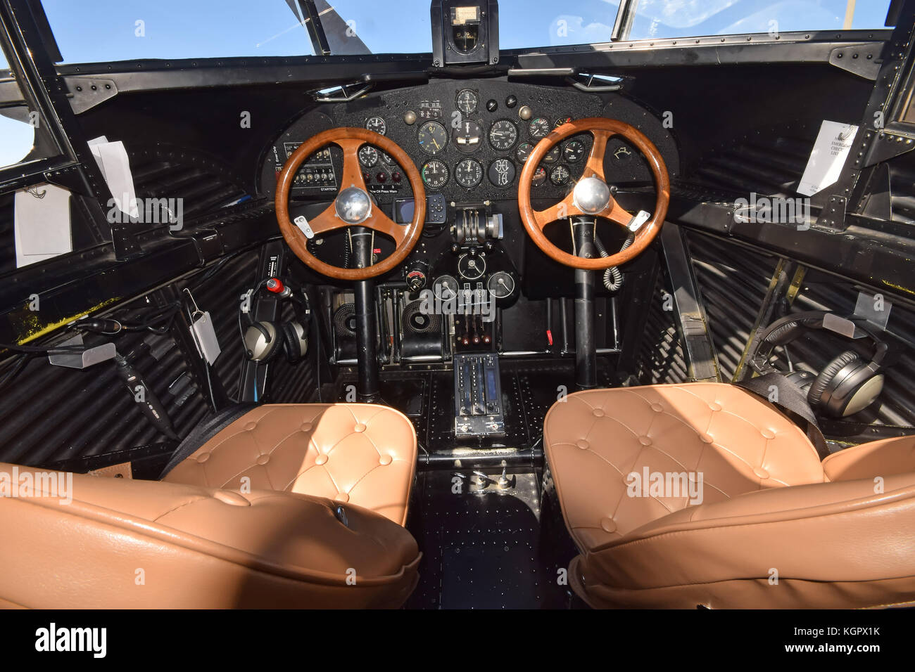 Retro Flugzeugcockpit Innenansicht Stockfoto