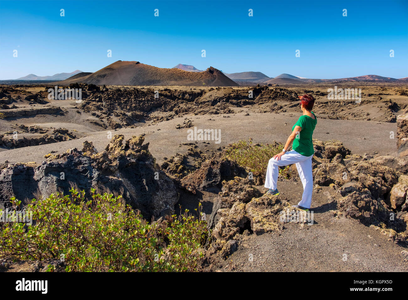 Touristenfrau. Vulkanlandschaft, Timanfaya Nationalpark. Lanzarote Island. Kanarische Inseln Spanien. Europa Stockfoto
