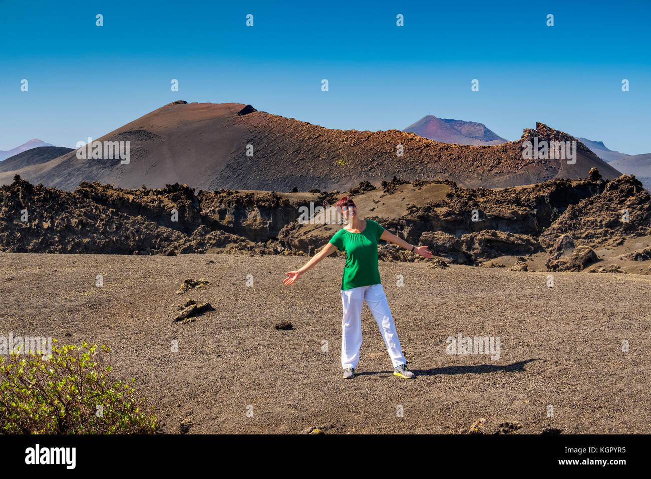 Touristenfrau. Vulkanlandschaft, Timanfaya Nationalpark. Lanzarote Island. Kanarische Inseln Spanien. Europa Stockfoto