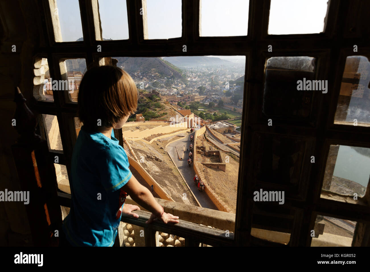 Junge an der Elefanten durch das Fenster von Amer Fort, Jaipur, Rajasthan, Indien. Stockfoto