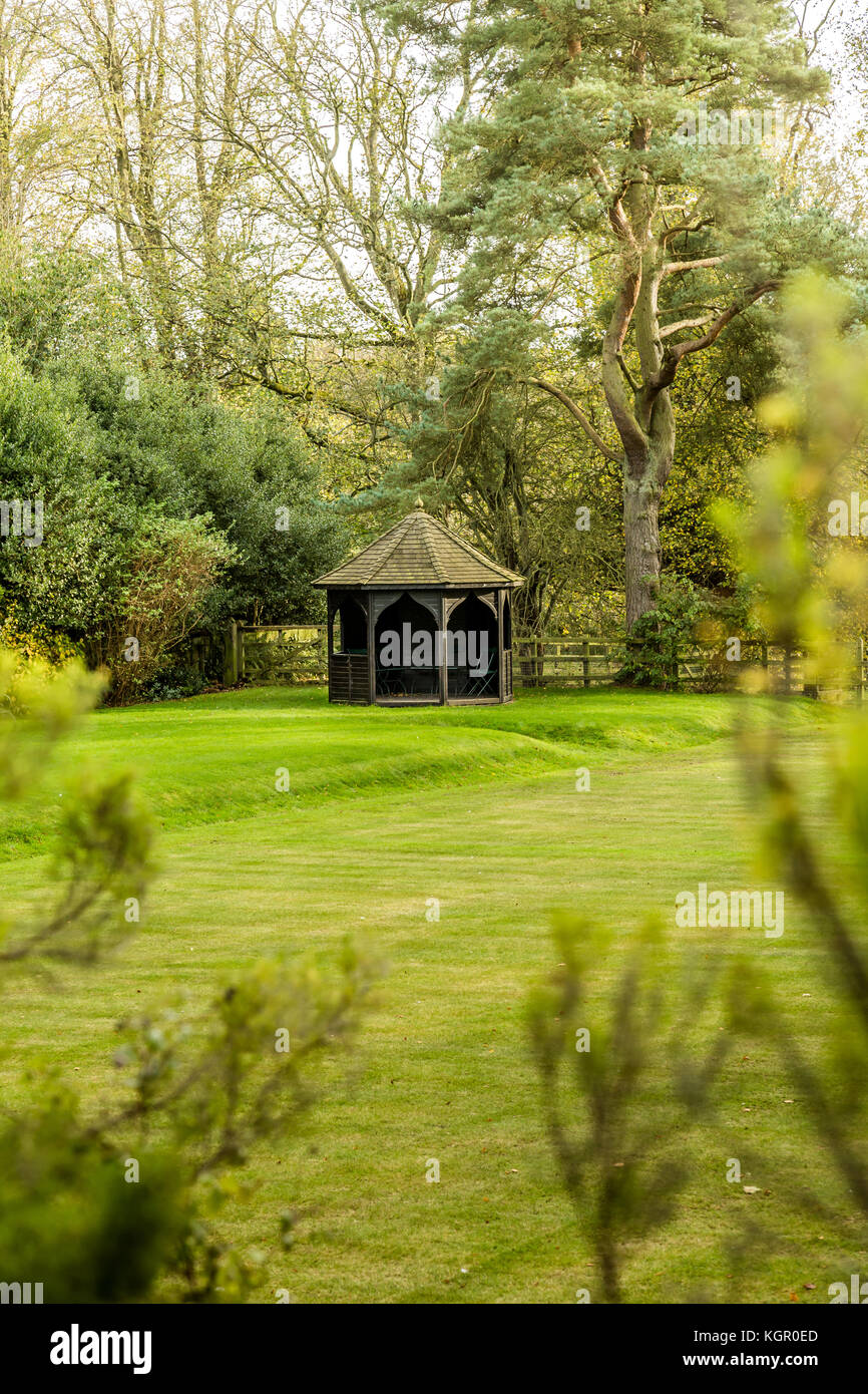 Ein Sommerhaus neben einem krocketrasen an belsay Haus, Northumberland Stockfoto