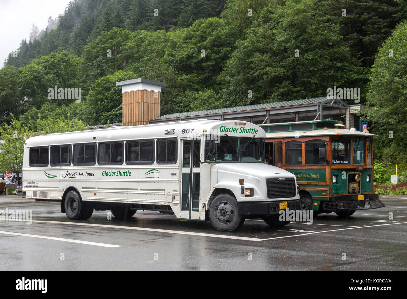 Juneau, Alaska, USA - 28. Juli 2017: zwei Gletscher Shuttle Busse an der Cruise Dock terminal geparkt in Juneau, Alaska. Stockfoto