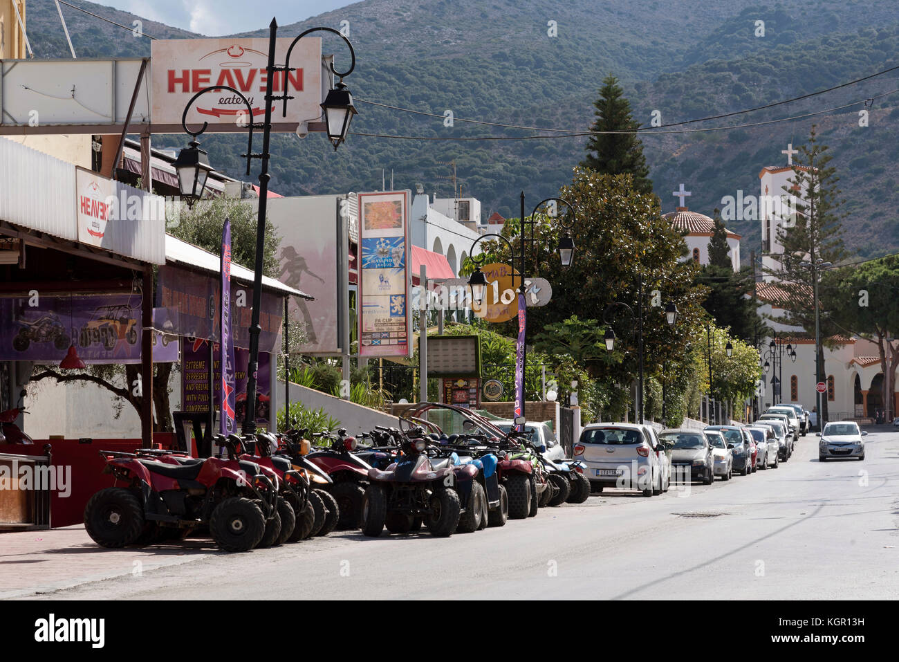 Malia, Lasithi, Kreta, Griechenland, Oktober 2017. In Malia, einem Badeort, stehen Quad-Bikes zur Miete an einer Straße zur Verfügung Stockfoto