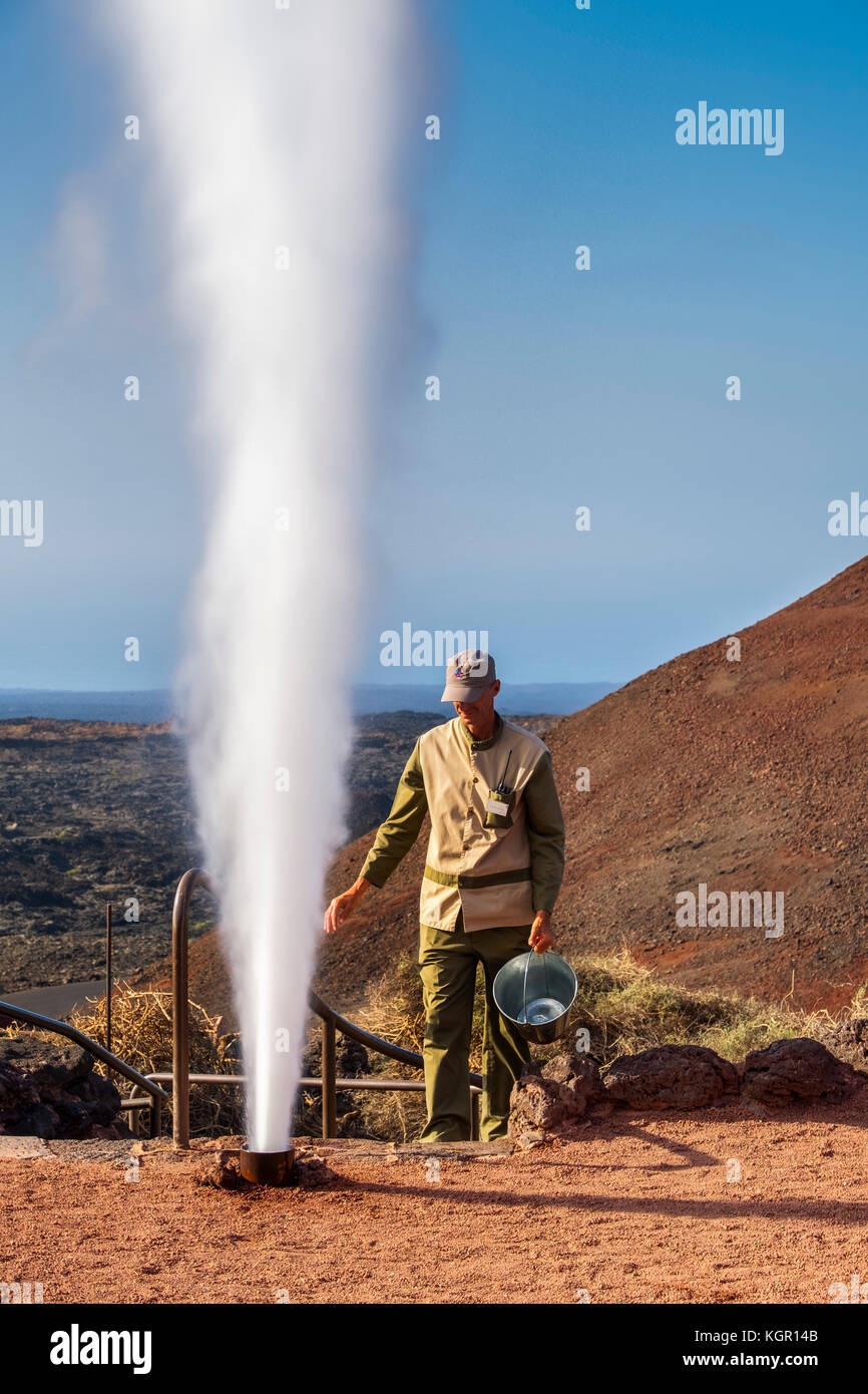 Künstlicher Geysir, Demonstrationen vulkanischer Aktivität auf der Insel Hilario. Timanfaya Nationalpark. Lanzarote Island. Kanarische Inseln Spanien. Euro Stockfoto