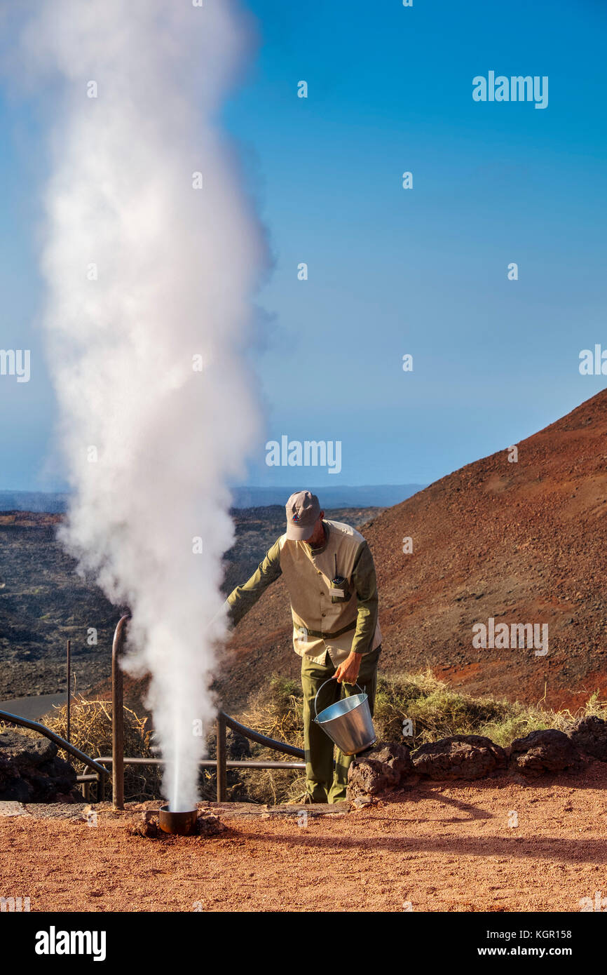 Künstlicher Geysir, Demonstrationen vulkanischer Aktivität auf der Insel Hilario. Timanfaya Nationalpark. Lanzarote Island. Kanarische Inseln Spanien. Euro Stockfoto