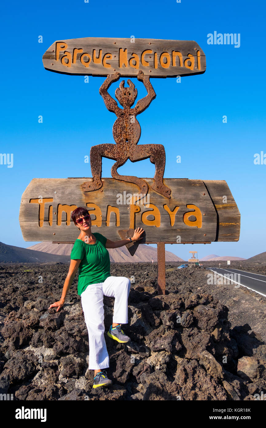 Touristenfrau. Kultiger Teufel. Timanfaya Nationalpark. Lanzarote Island. Kanarische Inseln Spanien. Europa Stockfoto