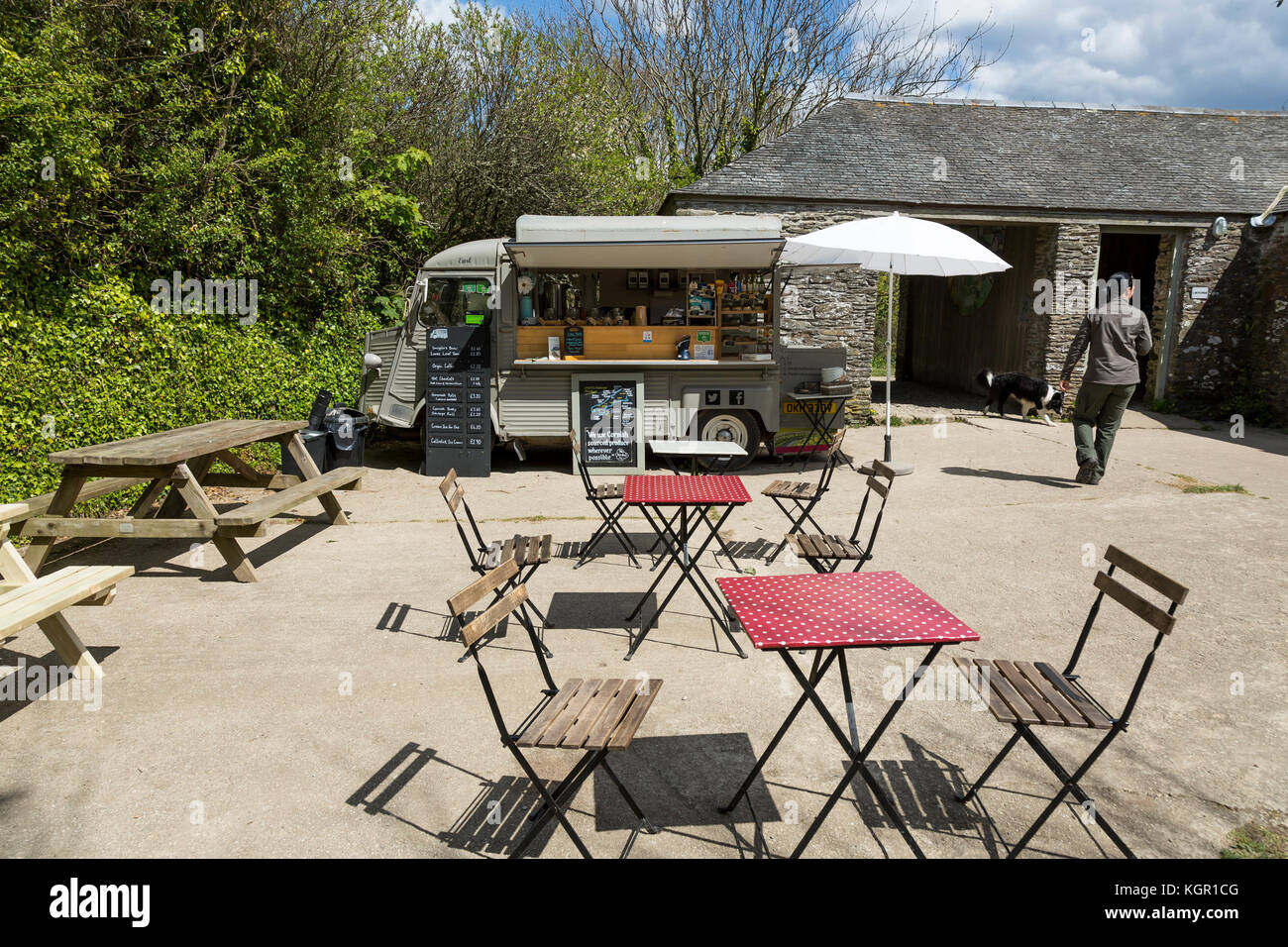 Outdoor Cafe mit Citreon H Catering van im Sommer Sonnenschein an ländliche Lage Stockfoto