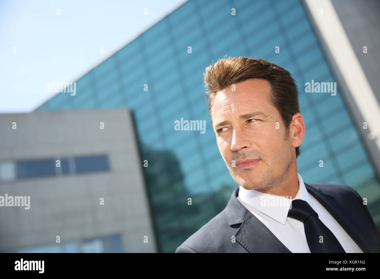 Portrait von Geschäftsmann stand vor der modernen Gebäude Stockfoto