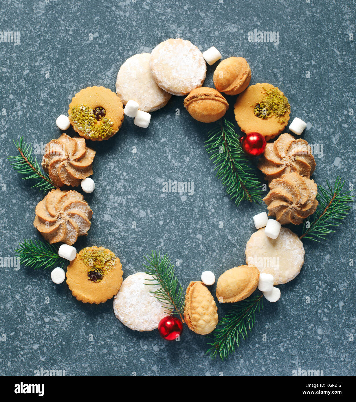 Weihnachtsplätzchen Kranz. assorted Cookies: Linzer Plätzchen, Kekse, Nüsse cookie, orange almond Cookie. Stockfoto