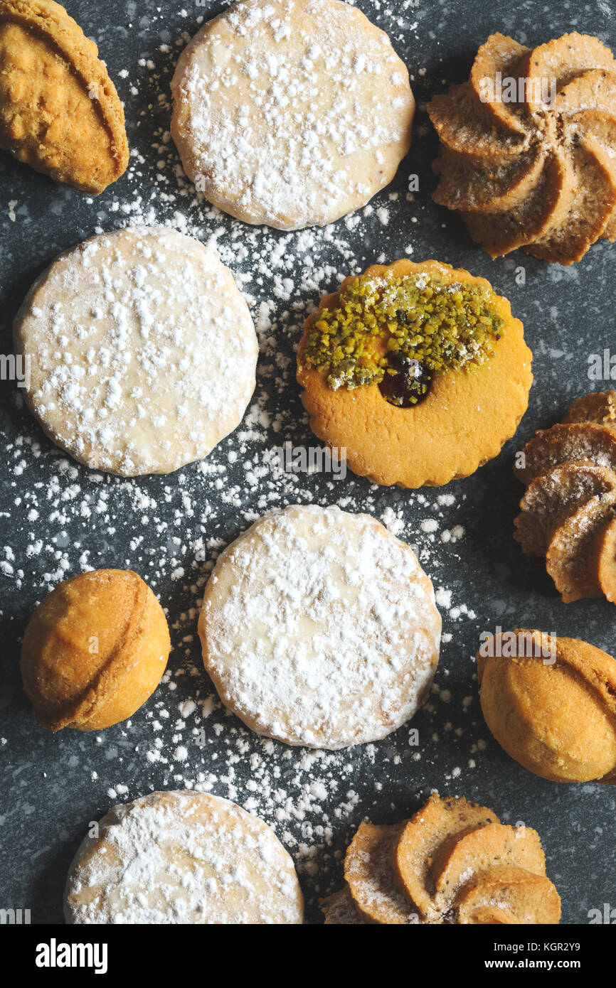 Assorted Cookies: Linzer Plätzchen, Kekse, Nüsse cookie, orange almond Cookie. top View Stockfoto