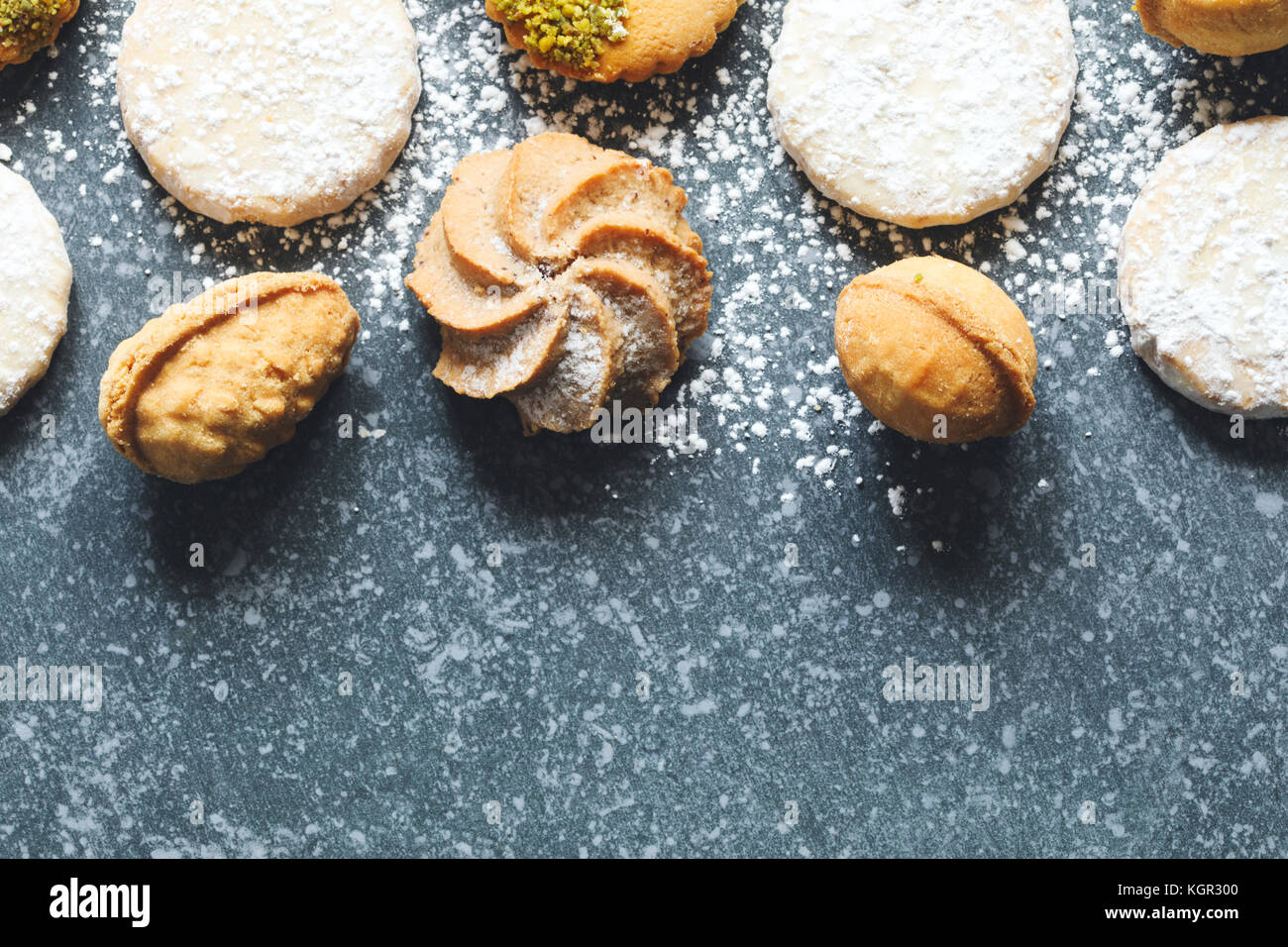 Assorted Cookies: Linzer Plätzchen, Kekse, Nüsse cookie, orange almond Cookie. top View Stockfoto