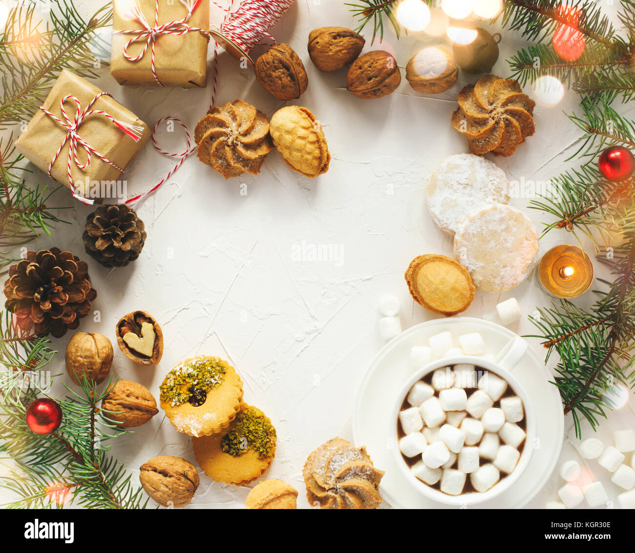 Tasse ho Schokolade und verschiedene Cookies: Linzer Plätzchen, Kekse, Nüsse cookie, orange almond Cookie. Stockfoto